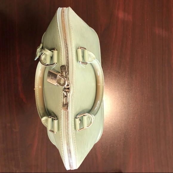 Louis Vuitton Alma - Picture 8 of 16